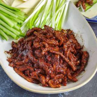 Peking Shredded Pork with Sweet Bean Sauce (京酱肉丝)