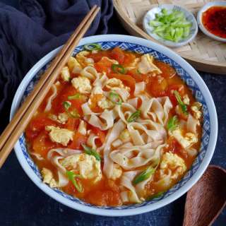 Tomato and Egg Noodle Soup (西红柿鸡蛋面)