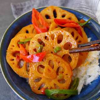 Spicy lotus root stir-fry (辣炒莲藕)  