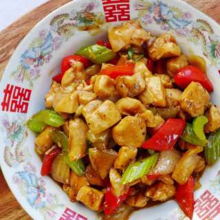 Black pepper chicken stir-fry (黑椒鸡丁)