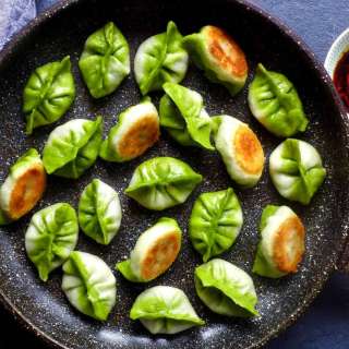 Pan-fried vegetarian dumplings / potstickers (素煎饺)