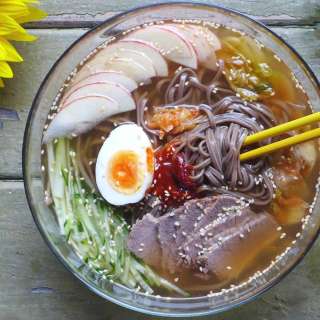 Cold soba noodles in beef broth (延吉冷面)