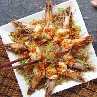 Steamed garlic prawns with vermicelli (蒜蓉粉丝蒸虾)