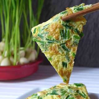 Omelette with homegrown garlic sprouts