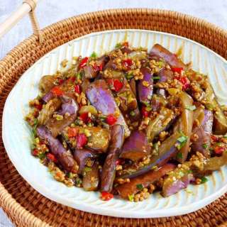 Eggplant with Garlic Sauce (Yu Xiang Qiezi, 鱼香茄子)