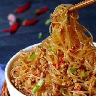 Ants climbing a tree: spicy vermicelli stir-fry (蚂蚁上树)