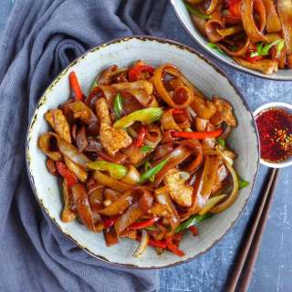 Chicken Chow Fun (Fried Rice Noodles, 鸡肉炒粉)