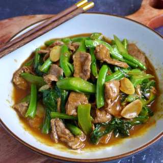 Beef and Chinese broccoli stir-fry (芥蓝牛肉)