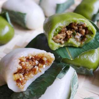 Sichuan leaf-wrapped sticky rice cake (叶儿粑)
