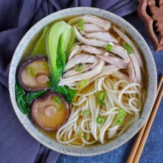 Chinese Chicken Noodle Soup (鸡汤面)