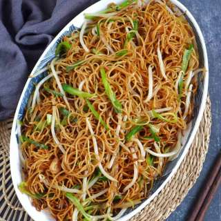 Soy Sauce Pan Fried Noodles (豉油皇炒面)