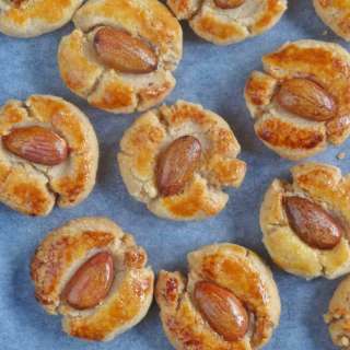Chinese Almond Cookies (杏仁酥)