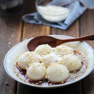 Glutinous Rice Ball with Crushed Peanuts