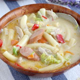 Chicken noodle soup (Sopas)
