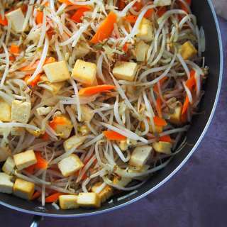 Ginisang Togi at Tokwa (Tofu and Bean Sprouts Stir Fry)