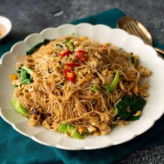 Pad See Ew with Rice Vermicelli เส้นหมี่ผัดซีอิ๊ว