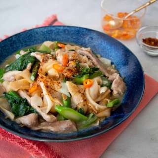Rad Na - Fresh Rice Noodles with Pork Gravy ราดหน้า
