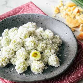 Pandan Sugar Dumplings (Kanom Ko)