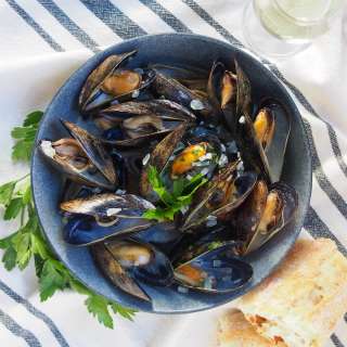 Mussels in white wine (moules marinière)