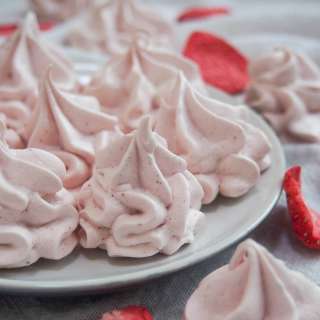 Strawberry meringue cookies