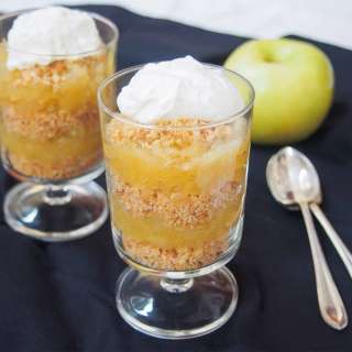 Æblekage - Danish apple trifle