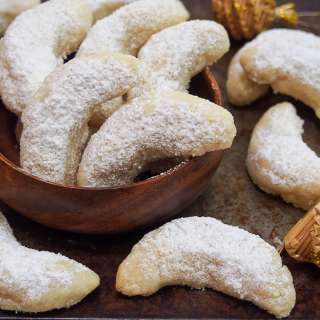 Vanillekipferl (vanilla crescent cookies)