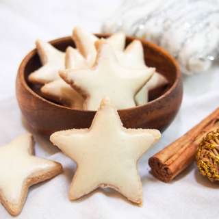 Zimtsterne - cinnamon star cookies