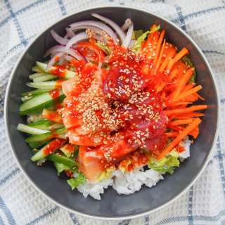 Korean sashimi rice bowl (hoedeopbap)