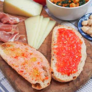 Pan con tomate (Spanish tomato bread)