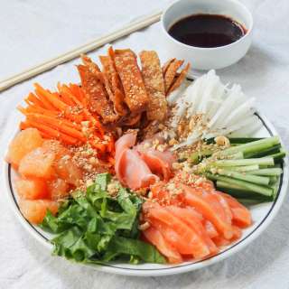 Yee sang (aka 'prosperity toss' salad)