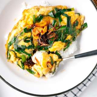 Niratama Donburi (Stir-Fried Garlic Chives and Egg over Rice)