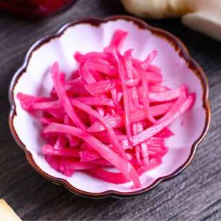 Japanese Red Pickled Ginger (Homemade Benishoga)