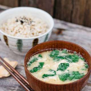 Egg and Spinach Miso Soup 卵とほうれん草の味噌汁