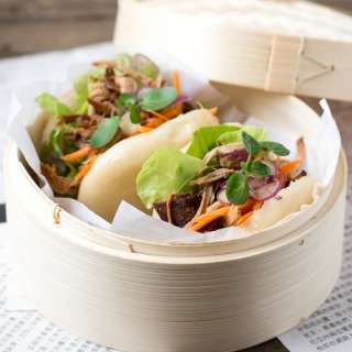 Steamed bao buns with pulled pork バオバン