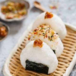 How to Make Japanese Onigiri (Rice Balls) おむすび
