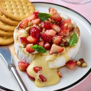 Baked Brie Cheese with Strawberries