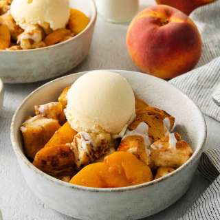 Cinnamon Roll Peach Cobbler Recipe