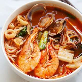 Jjamppong (Korean Seafood Noodle Soup)