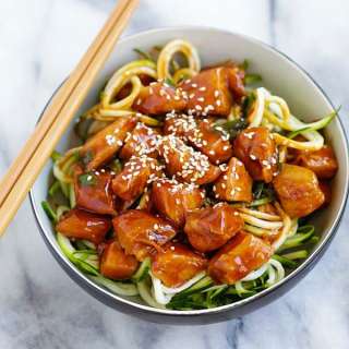 Honey Sriracha Chicken Zucchini Zoodles