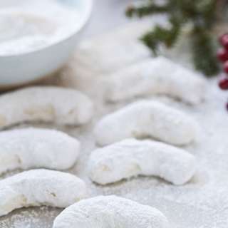 Kourabiedes (Greek Butter Cookies)
