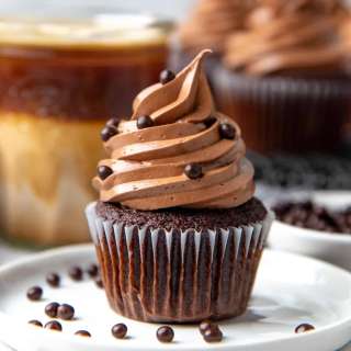 Perfect Chocolate Cupcakes (Easy, one bowl recipe)