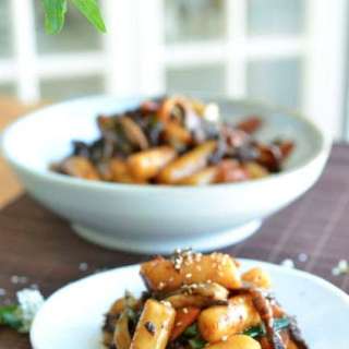 Rice Cake Stir Fry with Soy Sauce (Gungjung Tteokbokki)