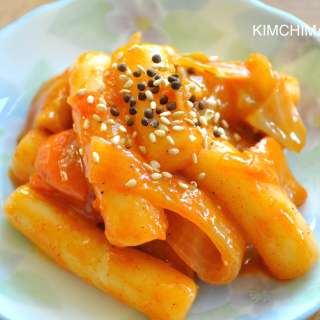 Spicy Rice Cake (Tteokbokki) with Vegetables and Fish Cake