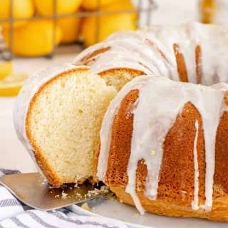 Lemon Bundt Cake (Super Easy Recipe)