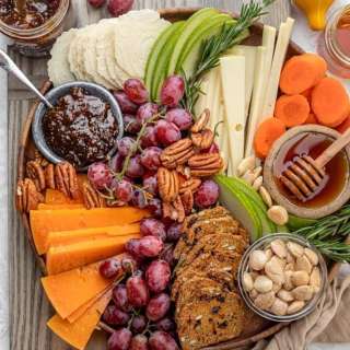 How to Make a Cheese Board