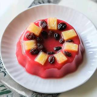 Creamy Pineapple Gulaman with Raisins (Filipino Agar Jelly Dessert)