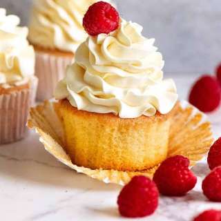 Vanilla Cupcakes - stays moist 4 days!!