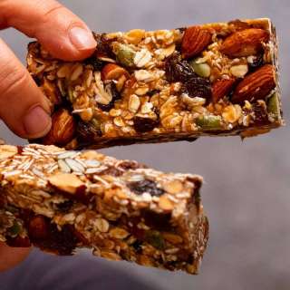 Chewy muesli bars (granola bars)