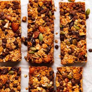 Crunchy muesli bars (granola bars)