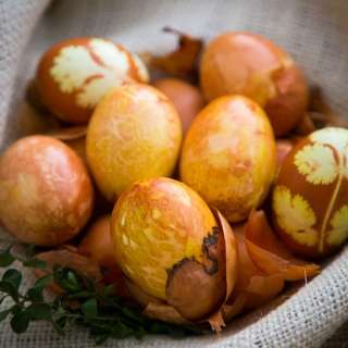 How to Dye Easter Eggs with Onions